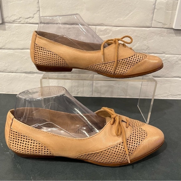 Vintage Sumi sz 8.5 tan leather cutout wingtip flats - Picture 3 of 15